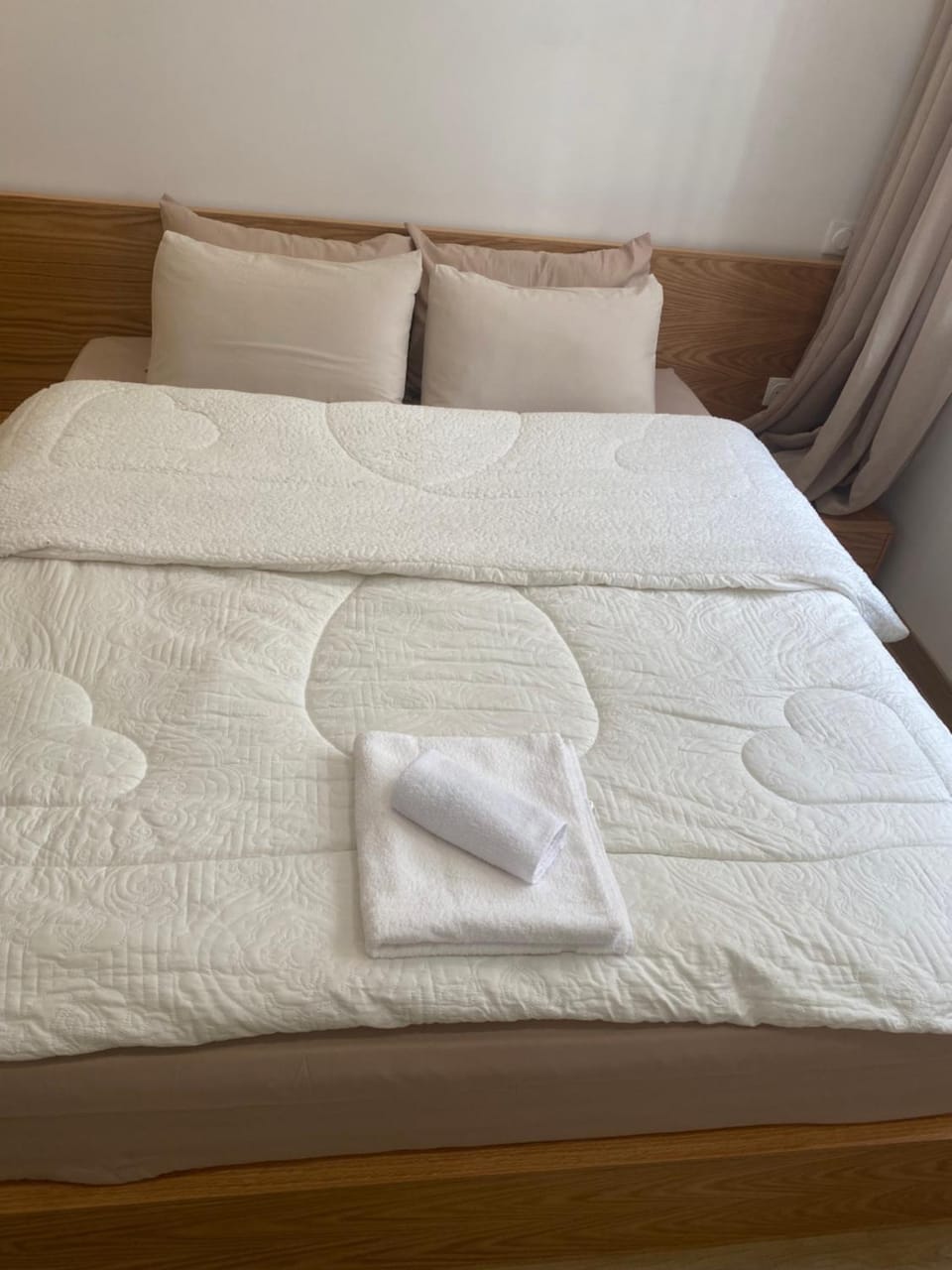 Bed, Bedroom, towels