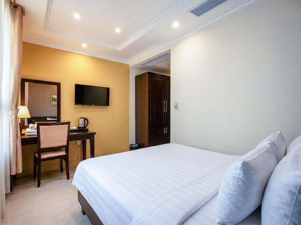 Communal lounge/ TV room, Bed, Bedroom