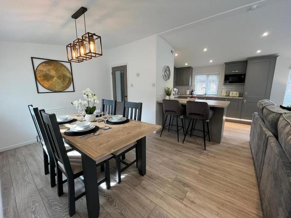 Kitchen or kitchenette, Seating area, Dining area