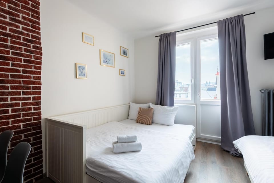 Bed, TV and multimedia, Bedroom, towels