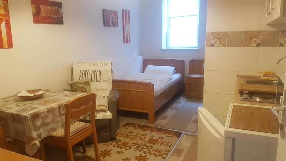 Bed, Dining area, Communal kitchen