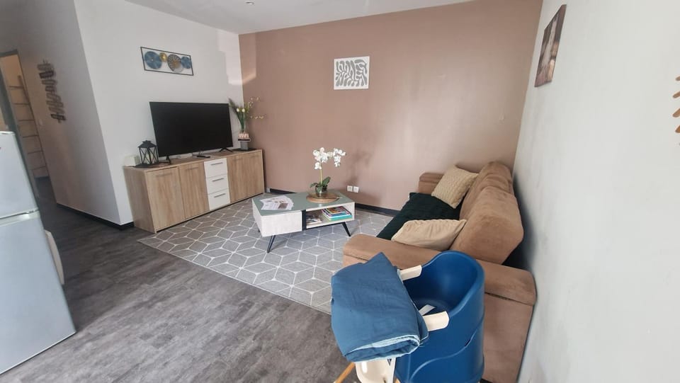 Communal lounge/ TV room, TV and multimedia, Living room, Seating area, Evening entertainment