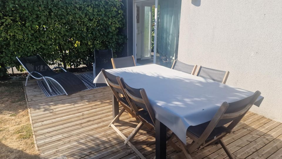 Patio, Day, Dining area