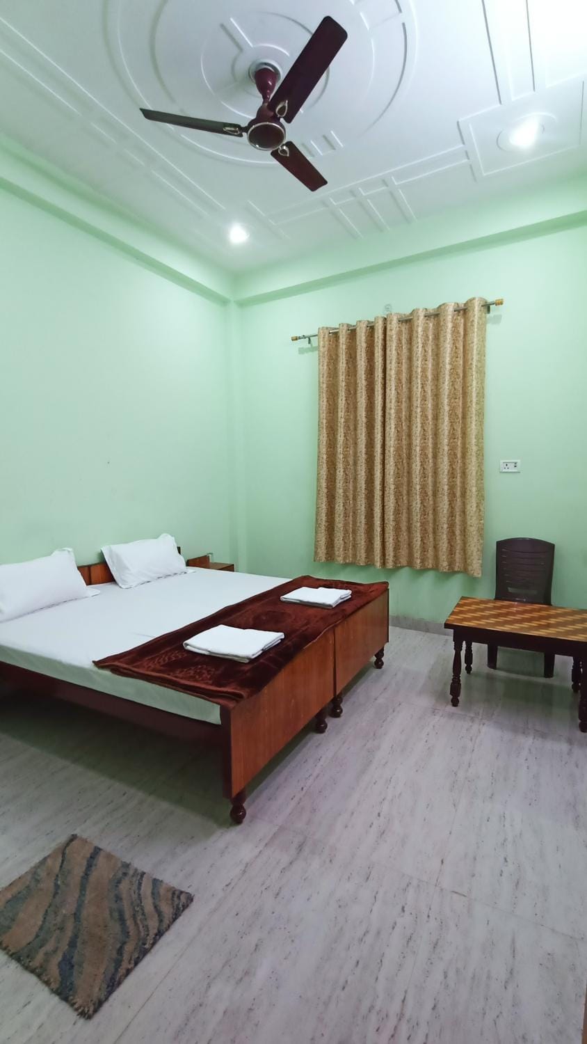 Bed, Photo of the whole room, Bedroom, fireplace, hair dresser