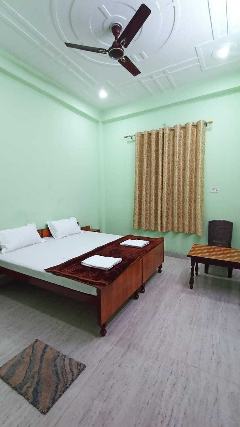 Bed, Photo of the whole room, Bedroom, fireplace, hair dresser