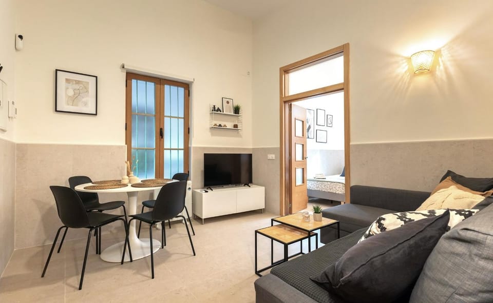 Property building, TV and multimedia, Dining area, Family, fireplace, locker, vending machine