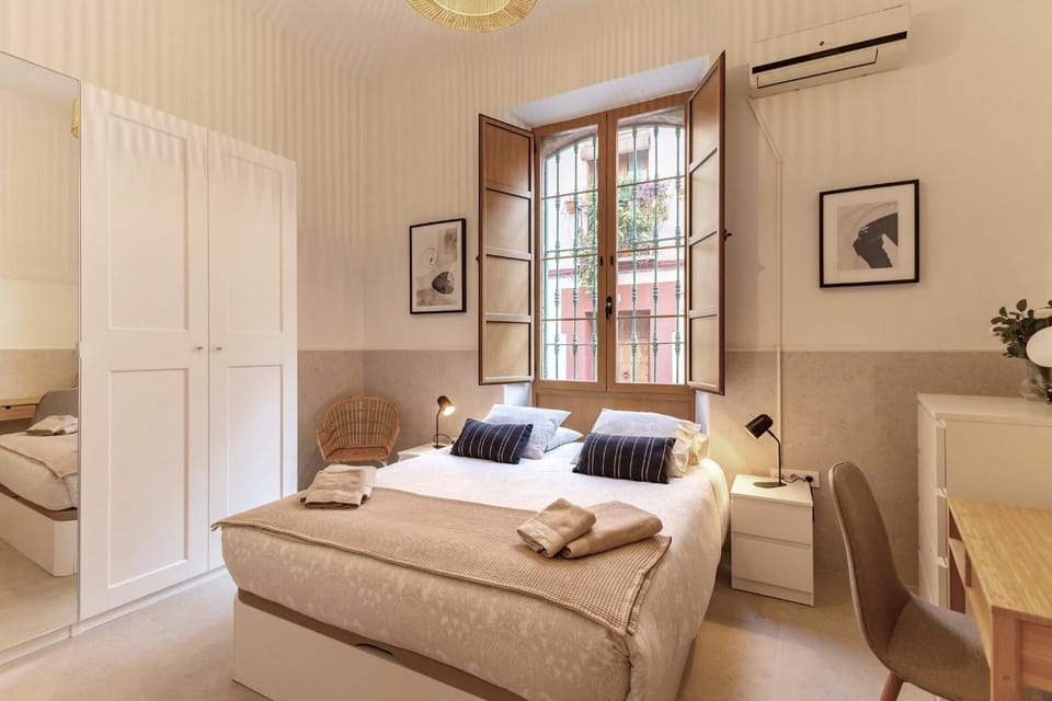 Property building, View (from property/room), Photo of the whole room, Bedroom, Street view, Quiet street view, wardrobe