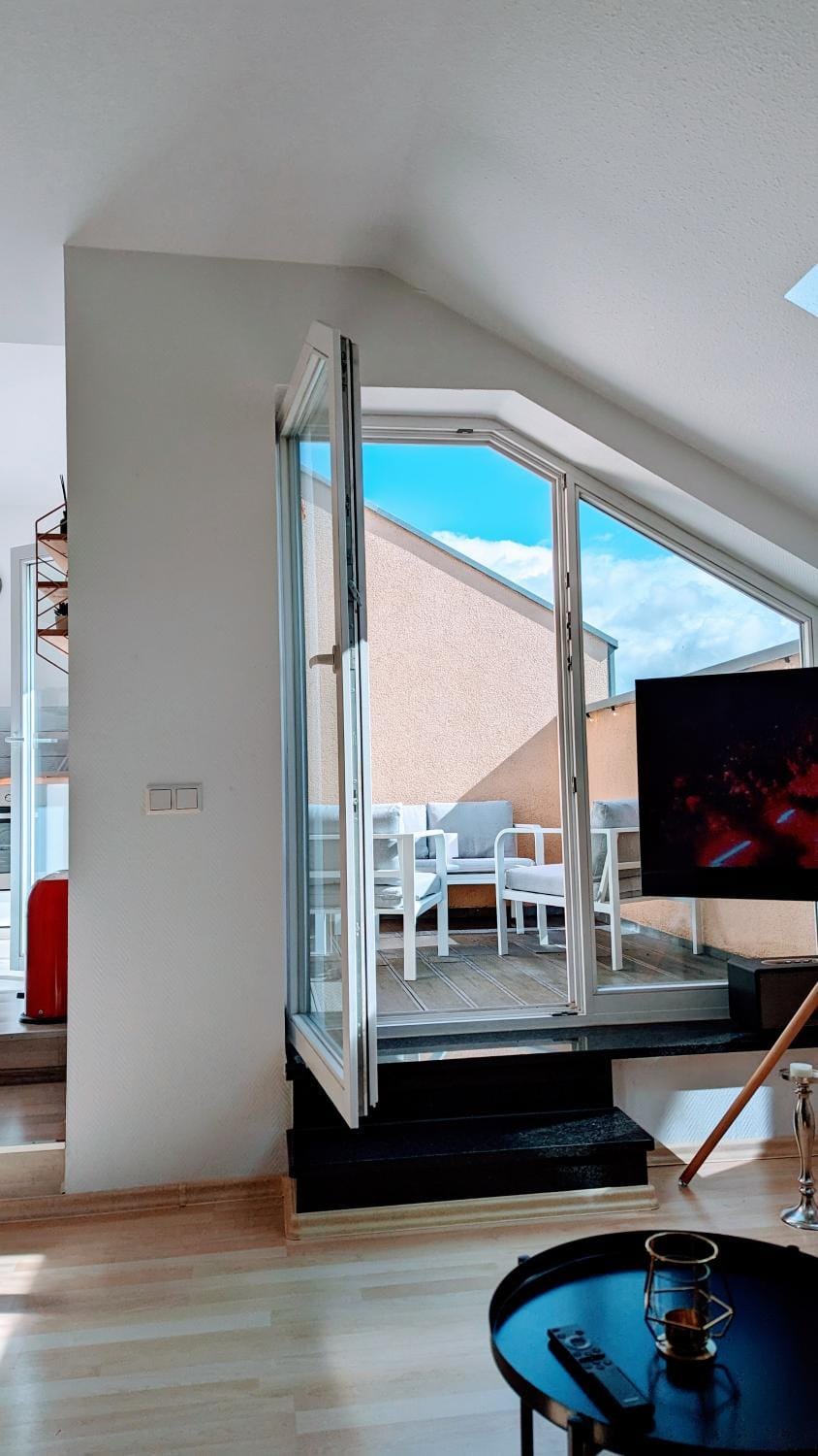 Rooftop Art Apartment, E-Roller,Ausblick,WLAN,TV, Netflix Apartment in Chemnitz