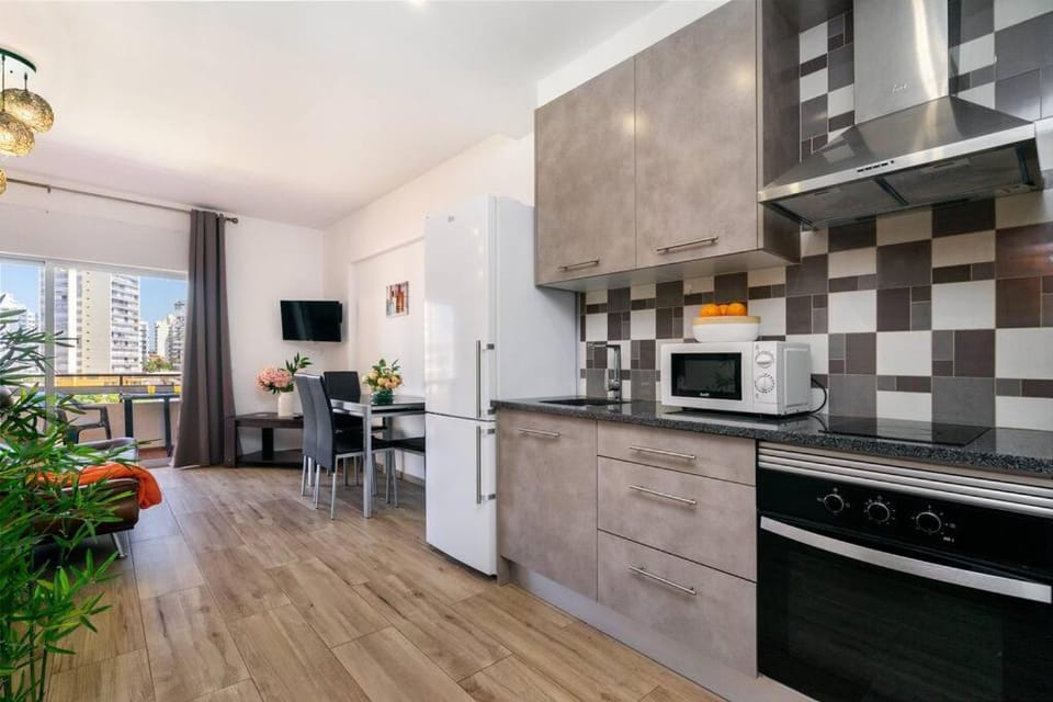 Kitchen or kitchenette, Dining area, stove