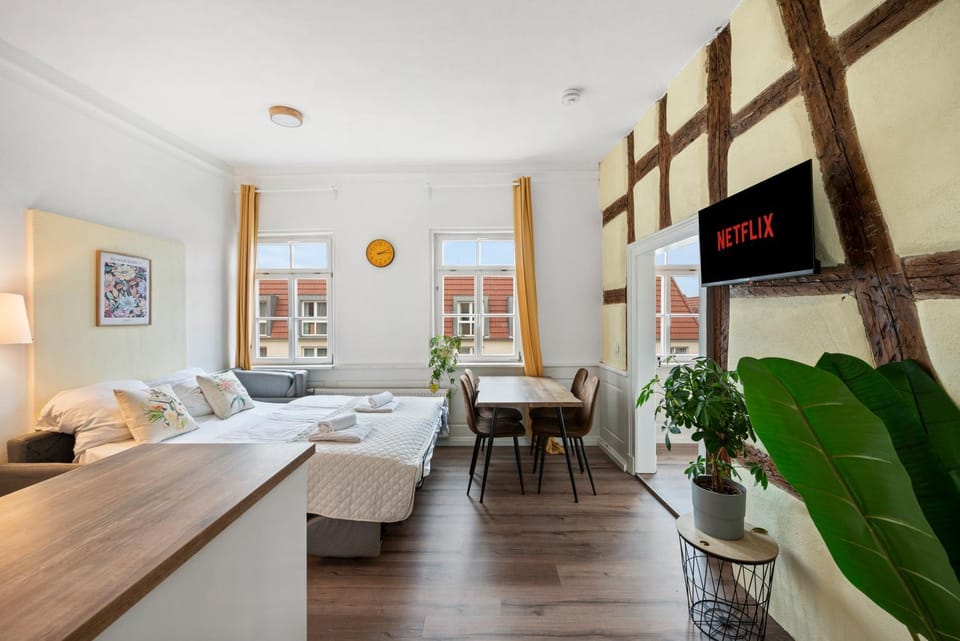 Bed, TV and multimedia, Living room, Photo of the whole room, Seating area, Bedroom