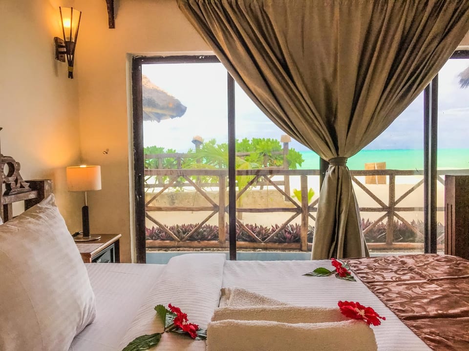 Shower, Toilet, Patio, Restaurant/places to eat, Neighbourhood, Natural landscape, Garden, Bathroom, TV and multimedia, Coffee/tea facilities, Photo of the whole room, Beach, Bedroom, Sea view