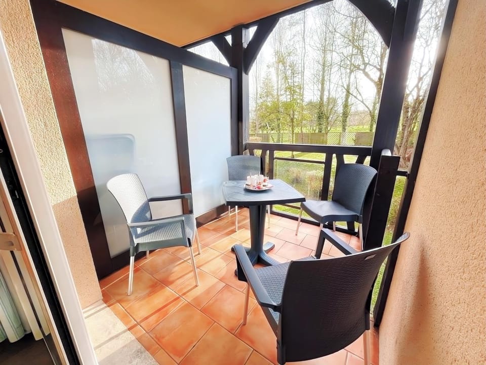 Balcon avec vue sur le Golf - Parking gratuit sur place et piscine chauffée Apartment in Deauville