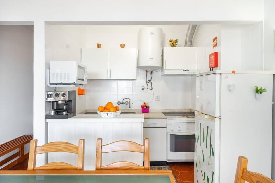 Coffee/tea facilities, Kitchen or kitchenette, microwave, oven, stove, toaster