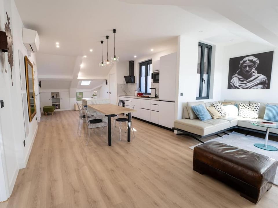 Monte Carlo Monaco Border - luxury, modern, cozy with home feelings and See View Apartment in Avenue du Carnier