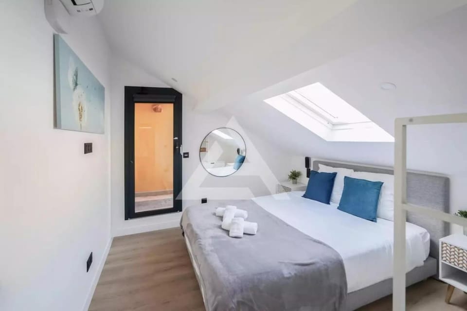 Bed, Photo of the whole room, Bedroom, towels, air conditioner