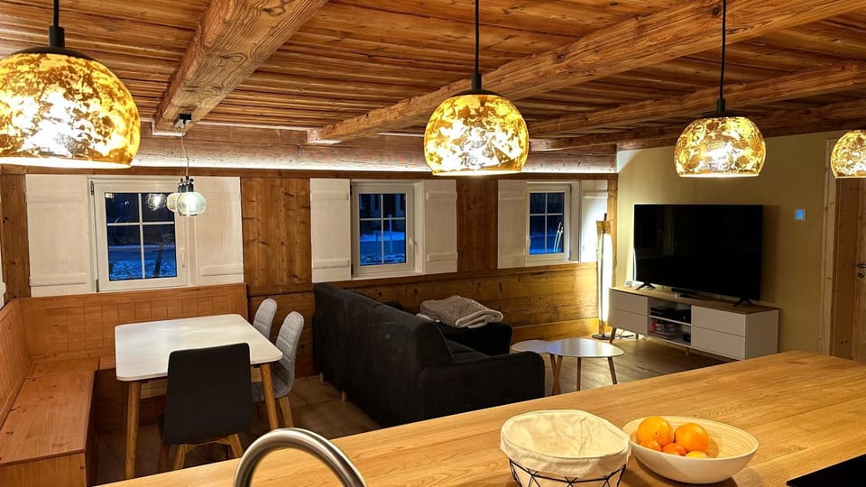 TV and multimedia, Kitchen or kitchenette, Living room, Seating area, Dining area