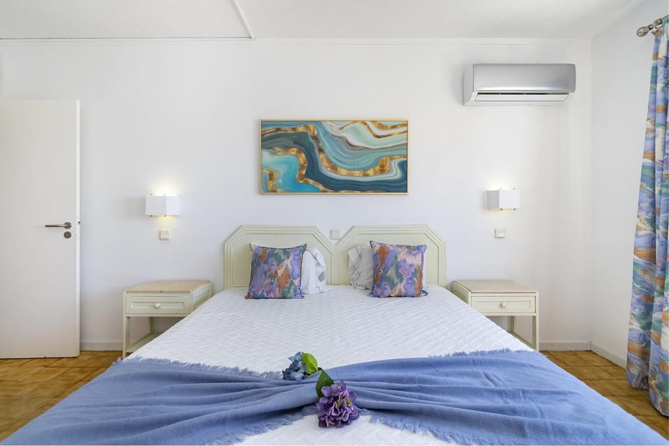 Bed, Bedroom, air conditioner