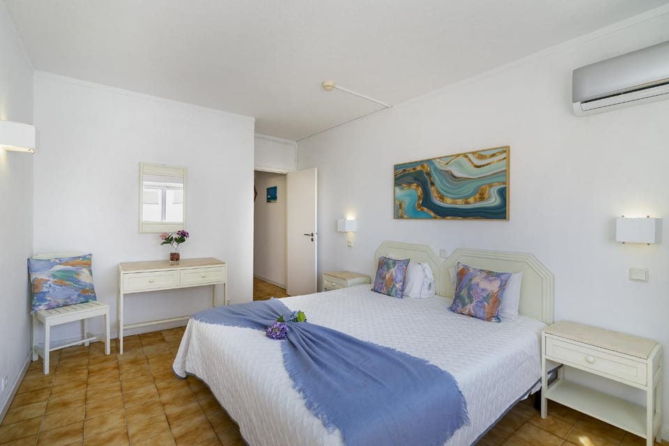 Bed, Bedroom, air conditioner