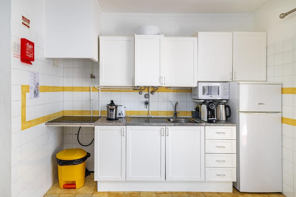 Coffee/tea facilities, Kitchen or kitchenette, stove, toaster