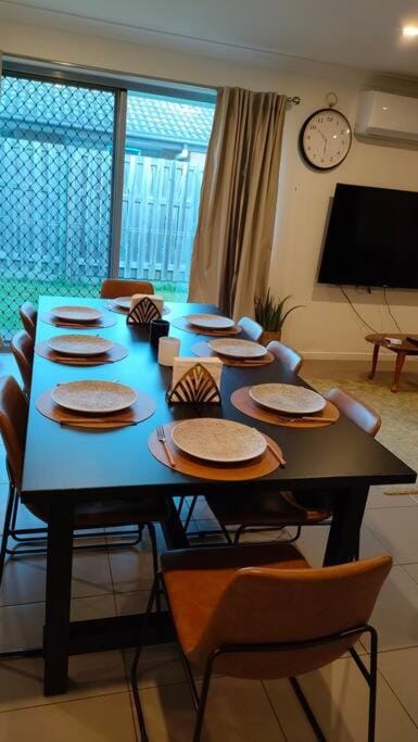 Deluxe Fully Air-conditioned 4BR House with Movie & Family Room House in Deception Bay