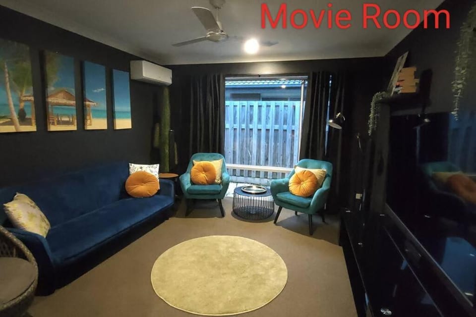 Deluxe Fully Air-conditioned 4BR House with Movie & Family Room House in Deception Bay