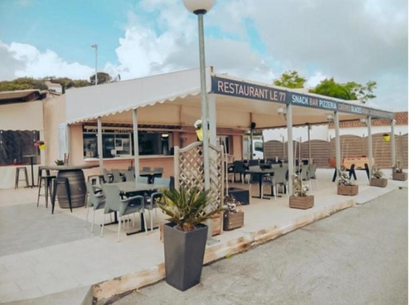 Restaurant/places to eat, Restaurant/places to eat, Lounge or bar