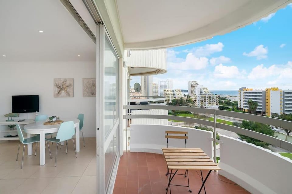 Communal lounge/ TV room, Balcony/Terrace, Dining area, City view
