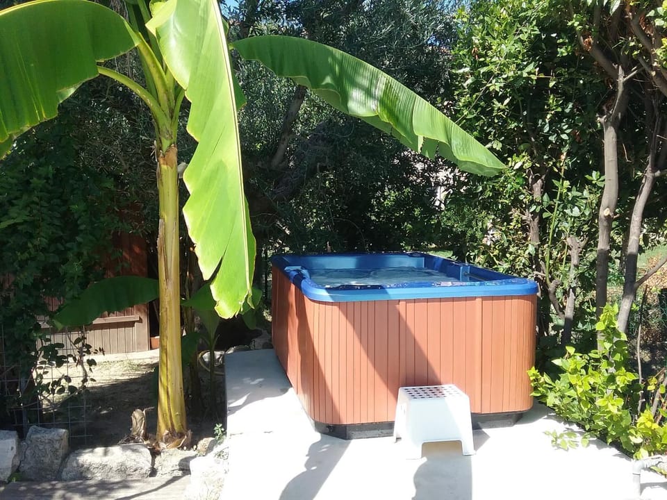 Hot Tub, Hot Tub