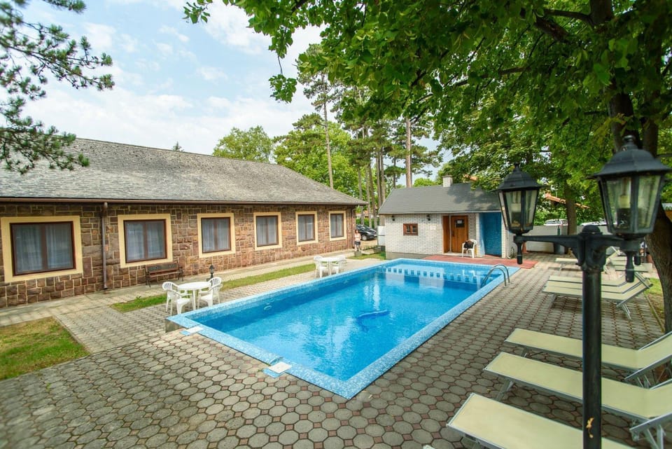 Property building, Garden, Garden view, Pool view, Swimming pool, Swimming pool, sunbed