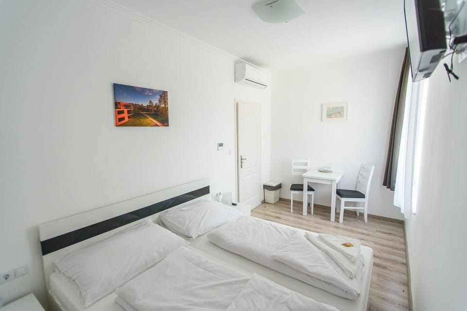 Bed, TV and multimedia, Bedroom, towels, air conditioner