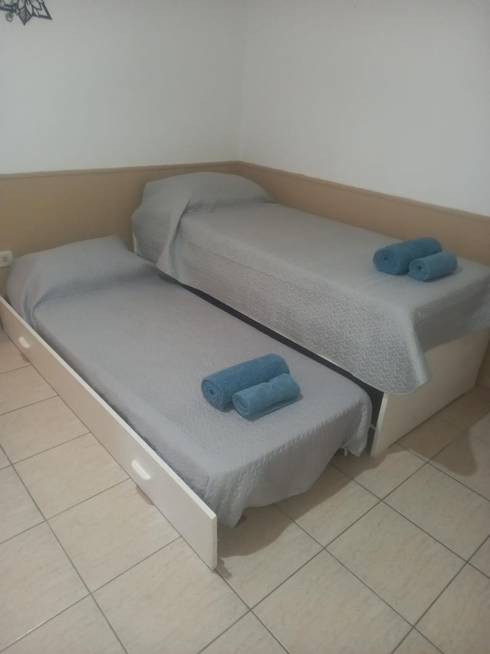 Seating area, Bedroom, towels