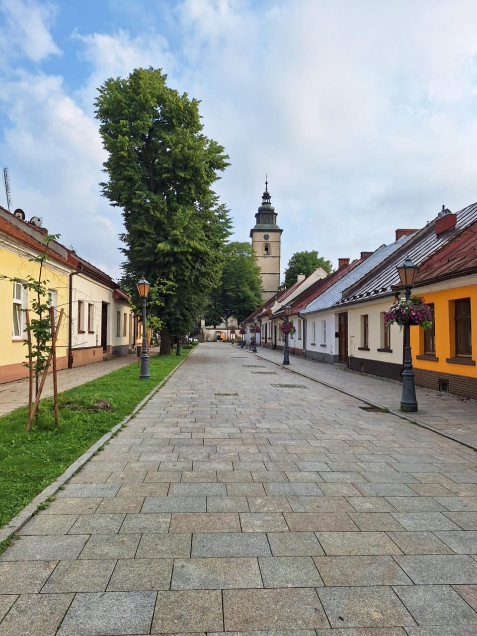 Property building, Off site, Day, Neighbourhood, City view, Landmark view, Street view, Location, Quiet street view