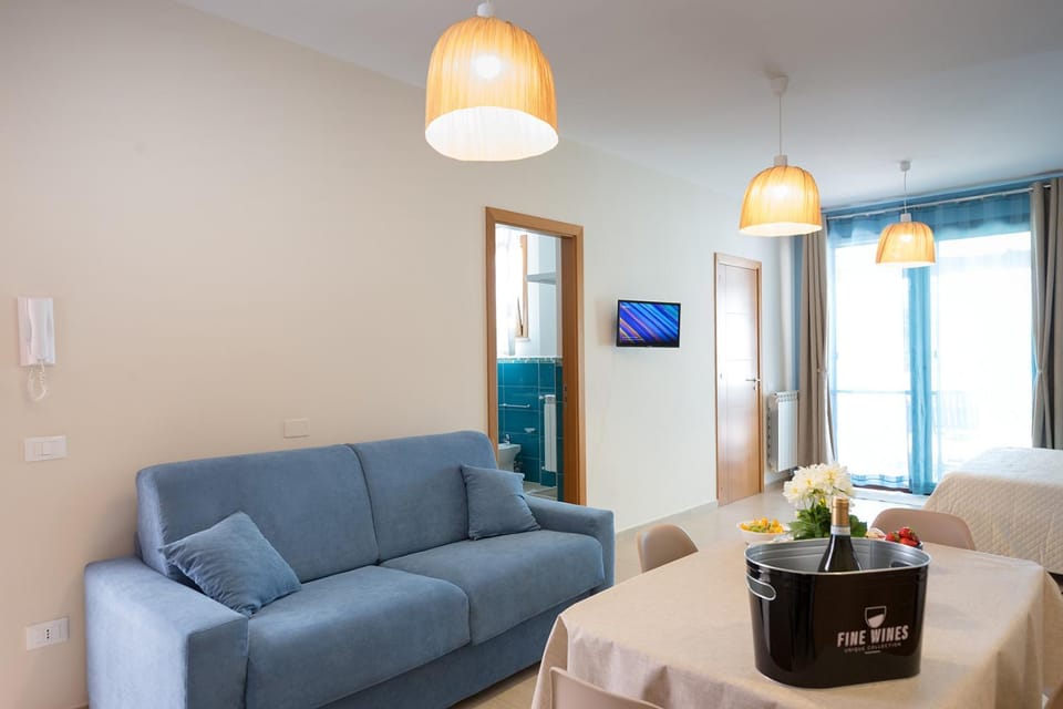 Bed, Photo of the whole room, Seating area, Bedroom