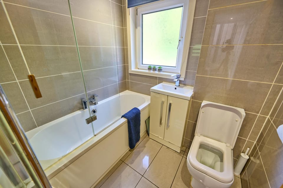 Shower, Toilet, Bathroom, Bath, towels