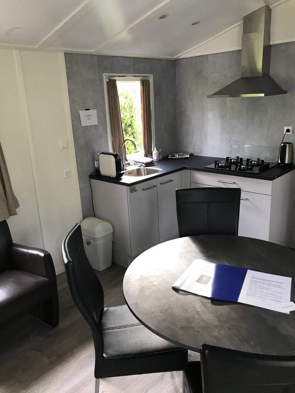 Coffee/tea facilities, kitchen