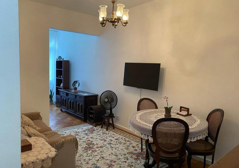 Restaurant/places to eat, Living room