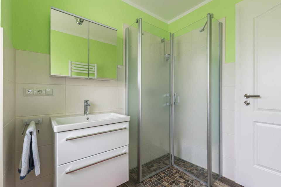 Shower, Bathroom, towels