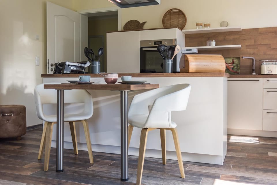 Coffee/tea facilities, Kitchen or kitchenette, Dining area, pet friendly, stove