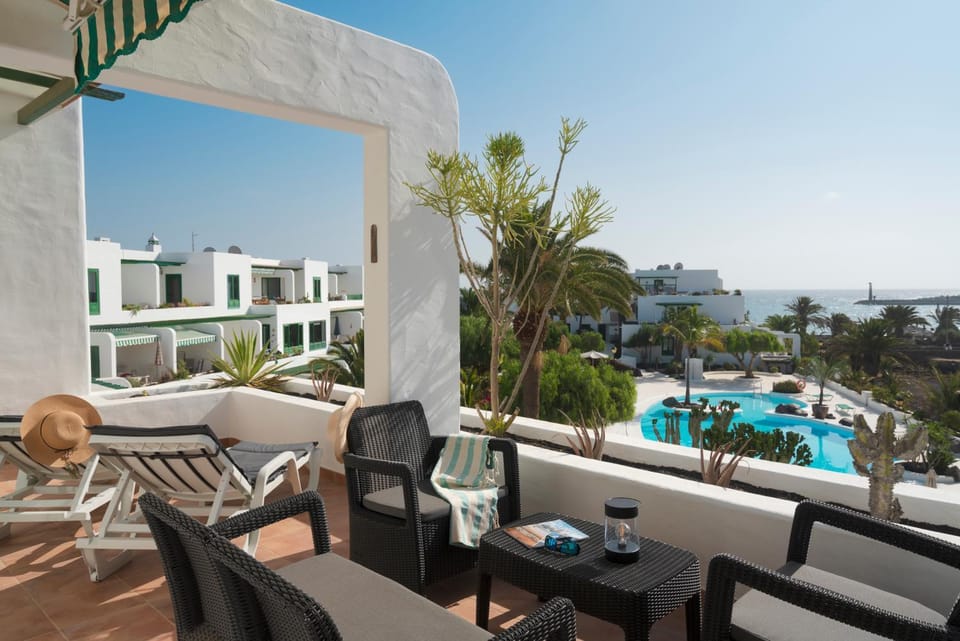 View (from property/room), Balcony/Terrace, Pool view, Sea view