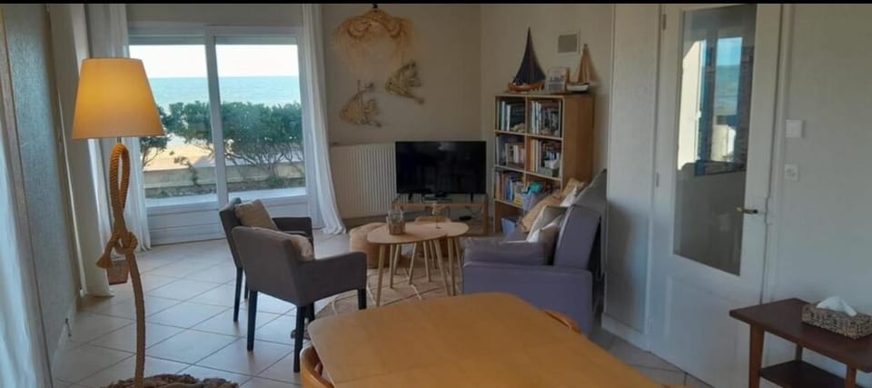 Vue exceptionnelle en front de mer, 8 personnes House in France