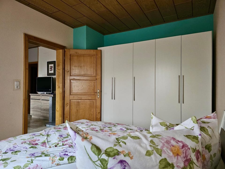 Bed, TV and multimedia, Photo of the whole room, Bedroom, wardrobe
