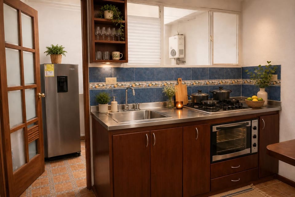 Kitchen or kitchenette, minibar, oven