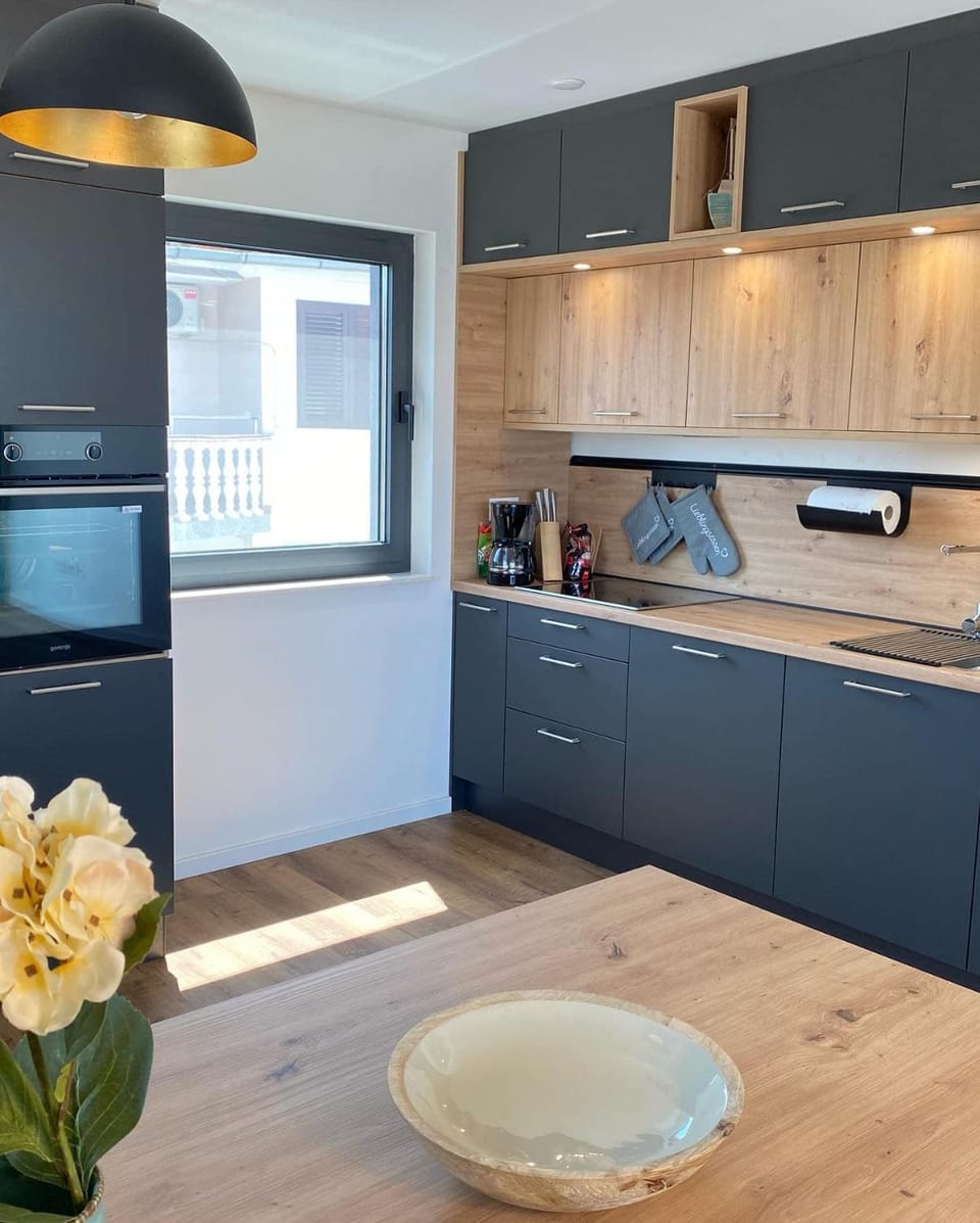 Kitchen or kitchenette, pet friendly, stove