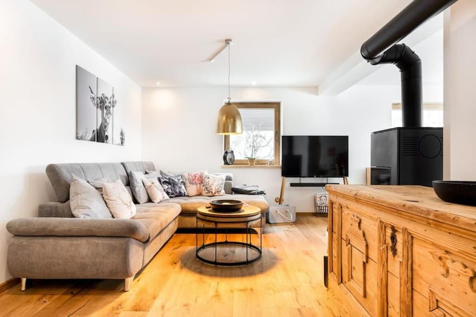 TV and multimedia, Living room, Seating area, Evening entertainment