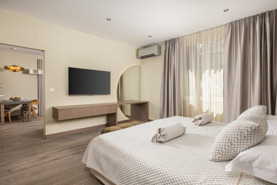 Bed, TV and multimedia, Bedroom