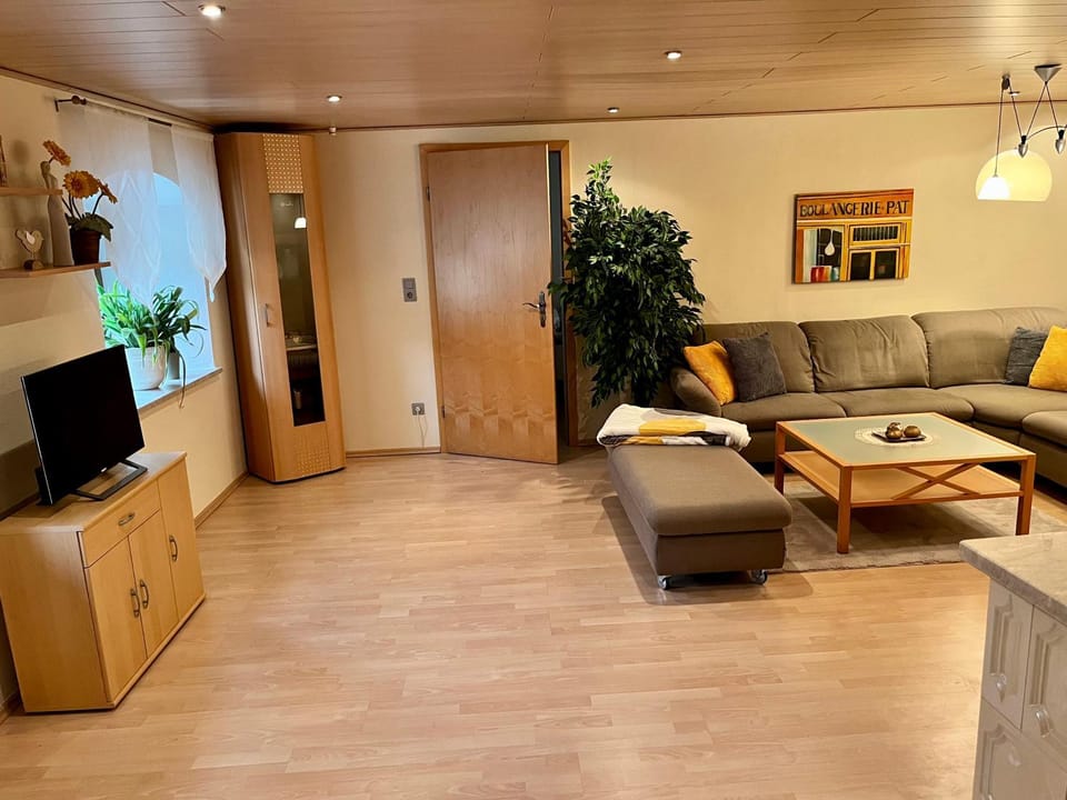 Communal lounge/ TV room, TV and multimedia, Living room, Seating area, Evening entertainment