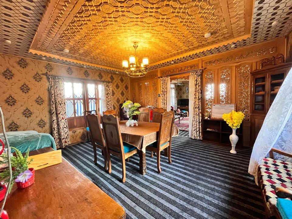 Seating area, Dining area