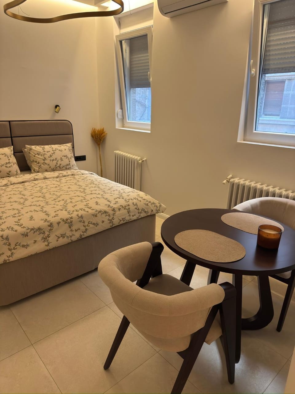 Bed, Living room, Photo of the whole room, Seating area, Dining area, Bedroom, internet, air conditioner