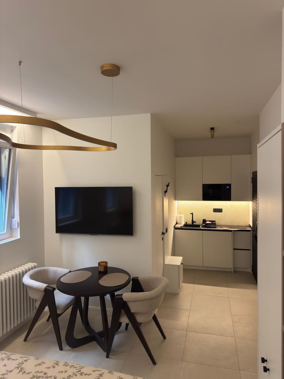 Bed, TV and multimedia, Living room, Photo of the whole room, Seating area, Dining area, Bedroom, hair dresser