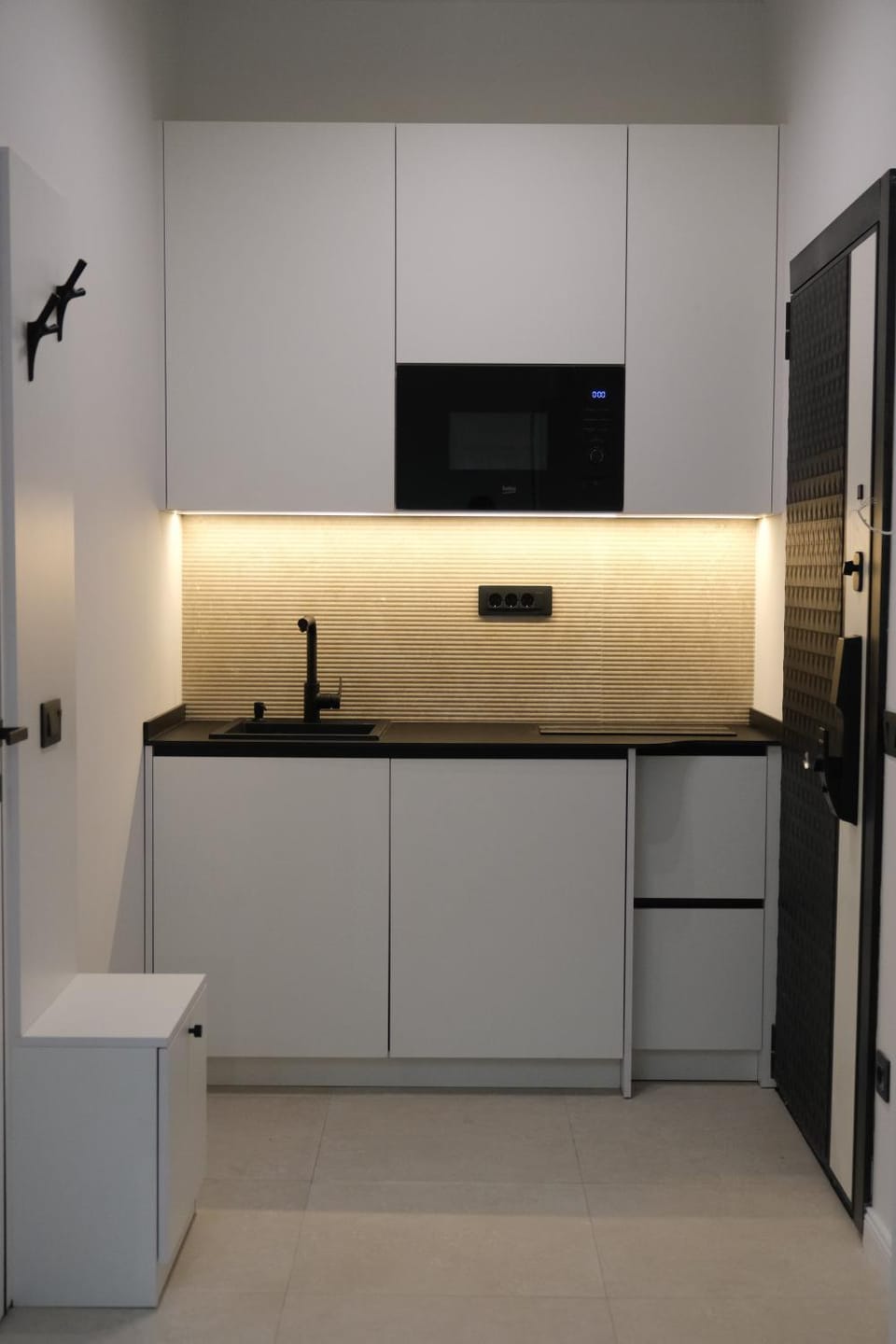 Kitchen or kitchenette, minibar